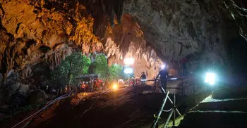 Thai cave rescue: Diver dies from lack of oxygen