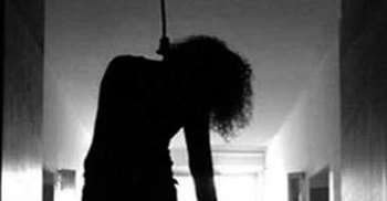 নিজ ঘরে গৃহবধূর গলায় ফাঁস দেয়া মরদেহ