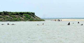 বান্ধবীকে বাঁচাতে গিয়ে মেঘনায় ডুবে গেলেন বন্ধুও