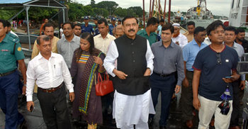 লঞ্চ থেকে যাত্রী নামিয়ে দিলেন নৌমন্ত্রী