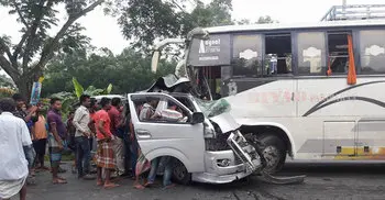 7 killed as bus hits wedding car