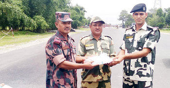 পঞ্চগড়ে বিএসএফের মাঝে বিজিবির মিষ্টি বিতরণ