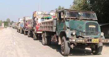১৫ দিন পর বাংলাবান্ধা স্থলবন্দরে আমদানি রফতানি শুরু