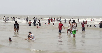 কুয়াকাটায় সমুদ্রে নেমে পর্যটক নিখোঁজ