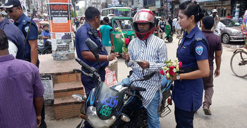 হেলমেট পরলে পাবেন তেল 