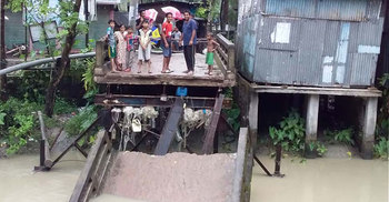 পিরোজপুরে কচুয়াকাঠী ব্রিজ ভেঙে খালে