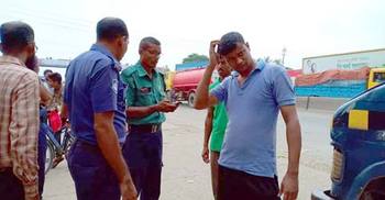 ঢাকা-চট্টগ্রাম মহাসড়কে পুলিশ ভ্যানে হামলা