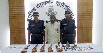 মংলায় অস্ত্র ব্যবসায়ী গ্রেফতার