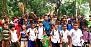 সড়ক সংস্কারের দাবিতে ঝাড়ু মিছিল