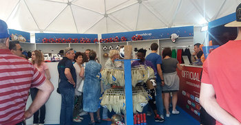 জমে উঠেছে বিশ্বকাপের স্যুভেনির শপগুলো