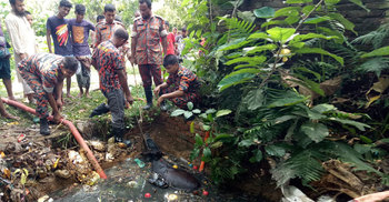 গর্তে পড়ে ডুবে গেলো কোরবানির গরু, উদ্ধার করলো ফায়ার সার্ভিস