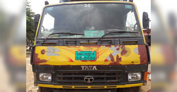 ট্রাকের নিচে ঘুম, হেলপারকে চাপা দিলেন চালক