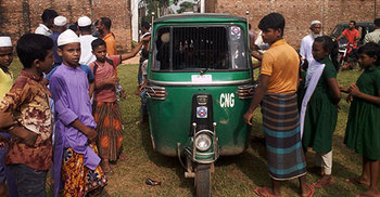 ফুটবল খেলায় জয়ী হয়ে ফেরার পথে পরাজিত দলের হামলা