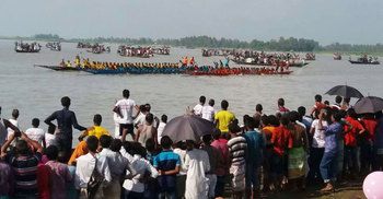 যমুনায় নৌকা বাইচ