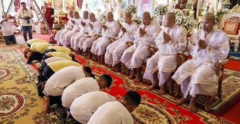 বৌদ্ধ মন্দিরে থাই কিশোরদের দীর্ঘায়ু কামনা