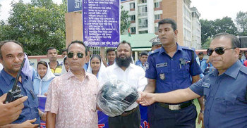 মোটরসাইকেল চালকদের হেলমেট দিলো ঠাকুরগাঁওয়ের পুলিশ