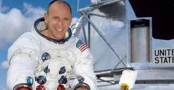 Moonwalking astronaut-artist Alan Bean dies at 86