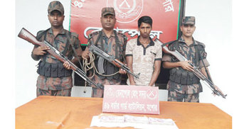 বেনাপোলে ৬ লাখ রুপিসহ গ্রেফতার ১