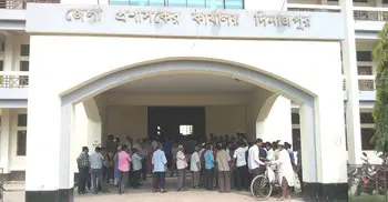 জেলা প্রশাসক কার্যালয়ের কর্মচারীকে আইনজীবীদের মারধর