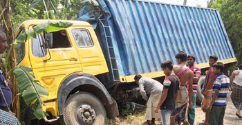 কাভার্ডভ্যানের ধাক্কায় প্রাণ গেল ভ্যানচালকের