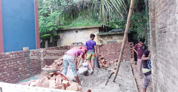 ফরিদপুরে পাউবোর জায়গা দখল করে দোকান নির্মাণ