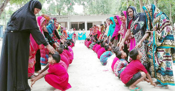 মায়েরা আবেগাপ্লুত, শিশুরা আনন্দিত