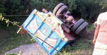 ফরিদপুরে পাথর বোঝাই ট্রাক উল্টে হেলপার নিহত