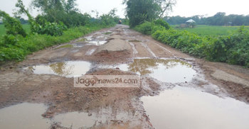 চলাচলে পিছিয়ে পড়ছে দুই উপজেলার মানুষ