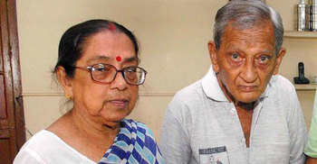 টানা দশম বিশ্বকাপ দেখার প্রস্তুতি ফুটবলপাগল প্রবীণ দম্পতির