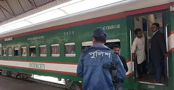 রেলওয়ে পুলিশের সঙ্গে টিকিট পরীক্ষকের হাতাহাতি