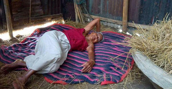 মাকে গোয়ালঘরে বেঁধে বেত্রাঘাত করলো ছেলে