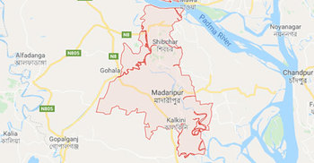 কলাগাছ কাটতে গিয়ে...