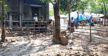 চলাচলের রাস্তায় বেড়া : ১২টি পরিবার অবরুদ্ধ