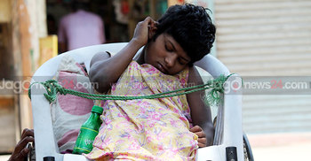 সংসার চলে না তাই