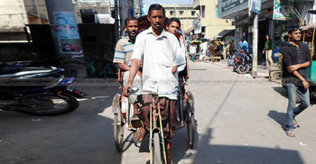 কষ্টের কথা সবাই শোনে, সাহায্য করে না কেউ