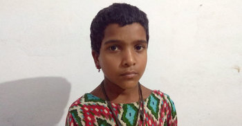 কিছুই বলতে পারছে না শিশুটি