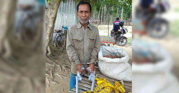 পেঁয়াজের বস্তায় অস্ত্র-গুলি, ব্যবসায়ী অাটক