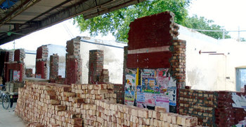 পুরাতন দেয়ালের উপর নতুন দেয়াল ও ছাদ নির্মাণ