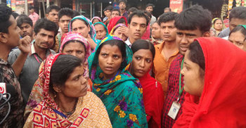 গাজীপুরে বকেয়া বেতনের দাবিতে মহাসড়ক অবরোধ