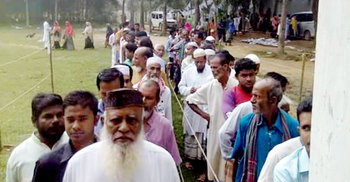 টাঙ্গাইলে স্থগিত কেন্দ্রে ভোট চলছে