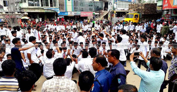 টাঙ্গাইলে নবীন বরণের দাবিতে সড়ক অবরোধ