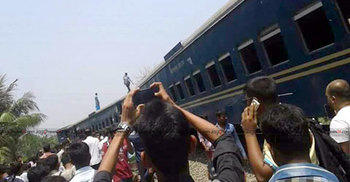 টঙ্গীর দুর্ঘটনায় ঢাকা-উত্তরবঙ্গ রেল যোগাযোগ বন্ধ