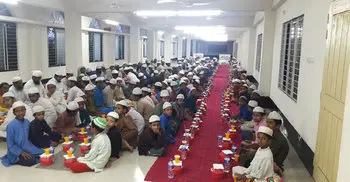 Mr. Noodles distributes iftar to orphans