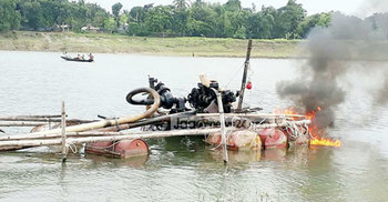 রাজবাড়ীতে অবৈধভাবে বালু তোলায় ড্রেজার ধ্বংস