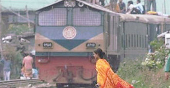 সন্তানকে নিয়ে ট্রেনের নিচে ঝাঁপ দিলেন প্রবাসীর স্ত্রী