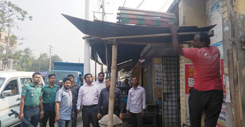 সরানো হচ্ছে আ.লীগ প্রার্থীর পোস্টার ব্যানার বিলবোর্ড