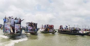 নৌকা নিয়ে ছুটছেন সাঈদ