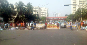 Govt job seekers block Shahbagh for extending age limit to 35