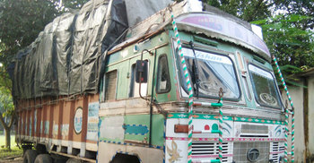 শুল্ক ফাঁকি দিয়ে আনা ভারতীয় পণ্য চালান আটক