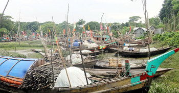 থেমে গেল জেলে ও ব্যবসায়ীদের হাসি